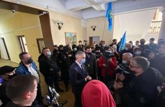 Предприниматели Николаева ворвались в здание горсовета, протестуя против жесткого карантина