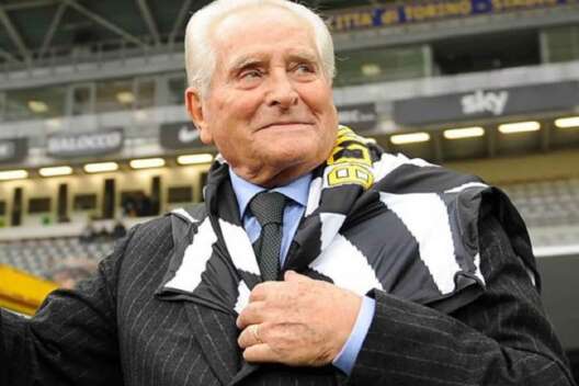 
            Умер легендарный футболист и президент "Ювентуса"        